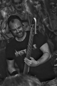 Bassist Marc lacht beim Apothekengig