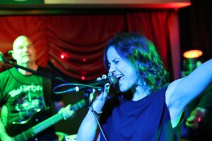 Sängerin Alessa beim Gig in Paddys Pub 2024