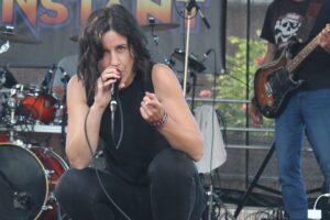 Sängerin Alessa singt Left outside alone 2023