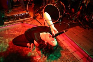 Sängerin Alessa performed auf dem Boden in Paddys Pub 2024