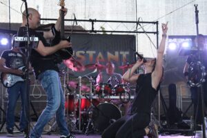 Gitarrist Volker und Sängerin Alessa performen Highway to Hell 2023