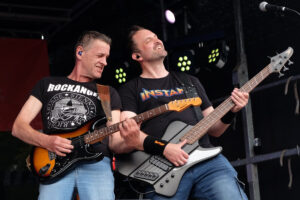 Gitarrist Stefan und Bassist Marc beim Meidericher Sommerfest 2024