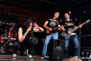Sängerin Alessa, Gitarrist Stefan und Bassist Marc beim Meidericher Sommerfest 2024