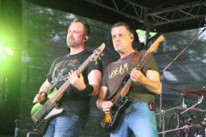 Bassist Marc und Gitarrist Stefan in Benrath 2024