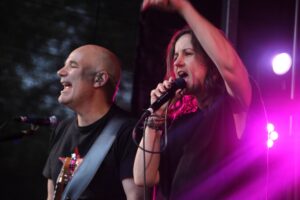 Gitarrist Volker und Sängerin Alessa beim Nachbarschaftsfest Benrath 2024