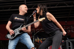 Gitarrist Volker und Sängerin Alessa beim Meidericher Sommerfest 2024